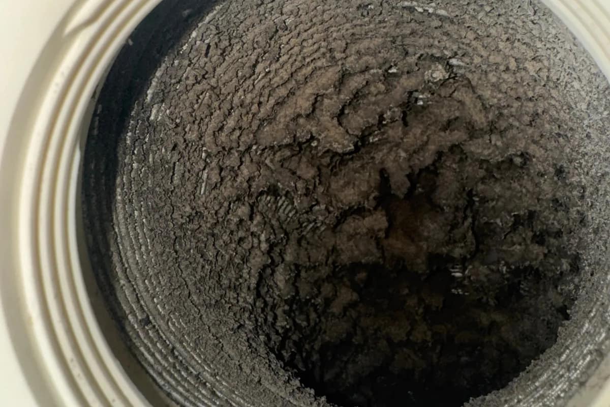 換気ダクト内部の汚れ(清掃前)