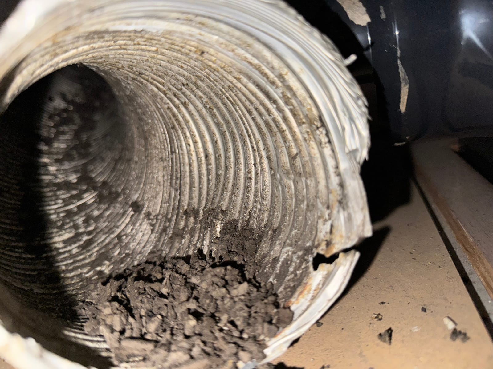 換気ダクト内部の汚れ(清掃前)